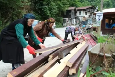 Yıkım kararı alınan kaçak yapıyı sahibi, akrabalarıyla yıktı