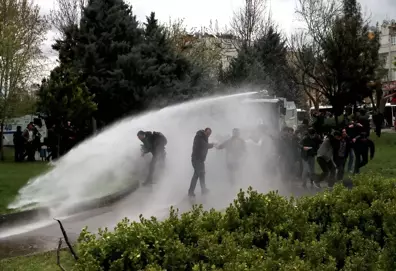 HDP'lilerin İzinsiz Eylemine Polis Tazyikli Suyla Müdahale Etti