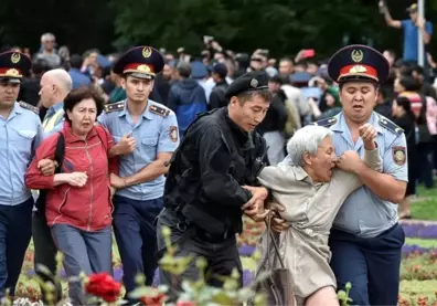 Kazakistan'da seçimleri geçici cumhurbaşkanı Tokayev kazandı, protesto eden yüzlerce kişi gözaltına...