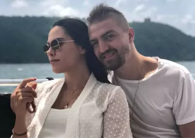 Caner Erkin Kızı Mihran Ela ve Eşi Şükran Ovalı ile İlk Bayram Pozunu Verdi