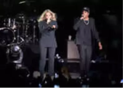 Beyonce ile Jay-Z'nin Glasgow Konserine Kimse Gelmeyince Bedava Bilet Dağıtıldı