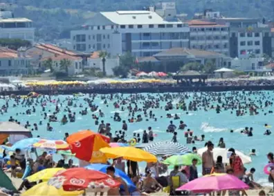 Çeşme'de Sıcaktan Bunalanlar Plaja Akın Etti, Denizde İğne Atsan Yere Düşmez