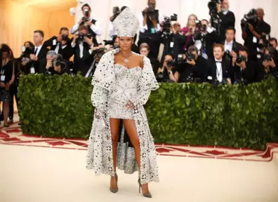 Rihanna'nın Dini Temalı Gala Kıyafeti Herkesi Hayran Bıraktı