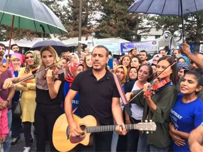 Haluk Levent, İşten Atılan İşçileri Ziyaret Ederek Çocuklarına Kırtasiye Yardımı Yaptı