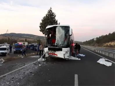 Uşak'ta Feci Kaza! Otobüs İle Kamyonet Çarpıştı: 1 Ölü, 25 Yaralı