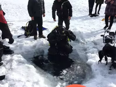 Buzu Kesip Çıldır Gölü'ne Daldılar