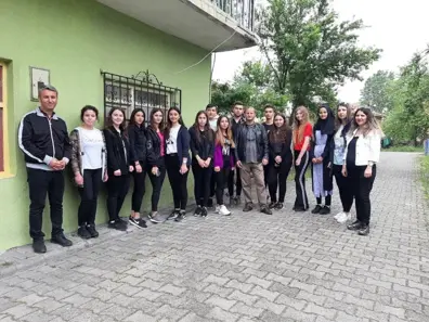 Meslek Lisesi Öğrencileri, Hasta ve Yardıma Muhtaç Yaşlıların Evini Boyayıp, Temizliyor