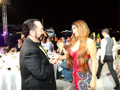 Adnan Oktar'ın Dillere Destan Davetine Sanat Camiasından Ünlü Yağdı