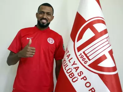 Antalyaspor'da 2 Futbolcu ile Yollar Ayrıldı