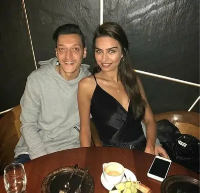 Amine Gülşe ve nişanlısı Mesut Özil sıkı sıkı sarılarak aşk tazeledi