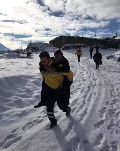 Sağlık Görevlisi, Yaşlı Hastayı 500 Metre Sırtında Taşıdı