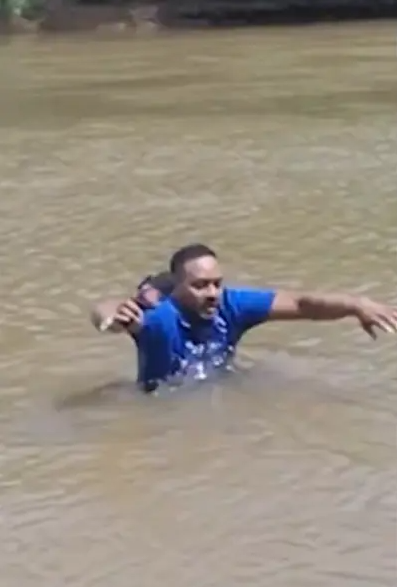 Gazeteci, kayıp kızla ilgili haber yaparken nehirde kızın cesedine bastı