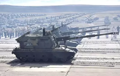 Rus Ordusundan Devasa Geçit Töreni