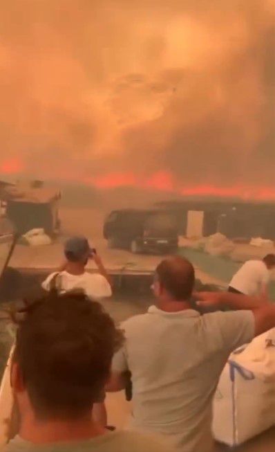 Çeşme'de felaketi yaşıyor! Yangından kaçan insanlar teknelerle tahliye ediliyor