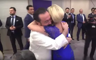 Adnan Oktar, Gecesinde Sahne Alan Muazzez Ersoy'a Sımsıkı Sarıldı