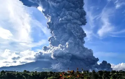 Sinabung Yanardağı kül püskürdü