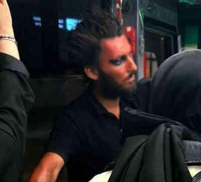 Minibüste kız öğrencileri rahatsız eden makyajlı tacizci gözaltına alındı