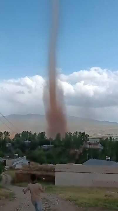 Ahlat'ta dev hortum cep telefonu kamerasında