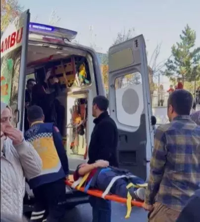 Erzurum'da okul çıkışı merdivenlerde izdiham: 23 öğrenci yaralandı