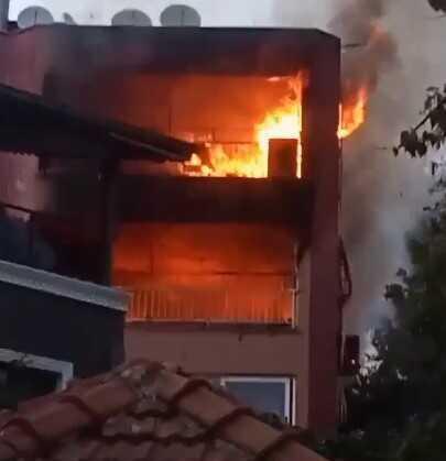 Mersin'de ev alev alev yandı: Üçüzlerden 2'si hayatını kaybetti