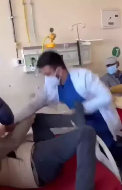 Doktor, 'bana saygı göster' diyen hastayı sedye üzerinde defalarca yumrukladı