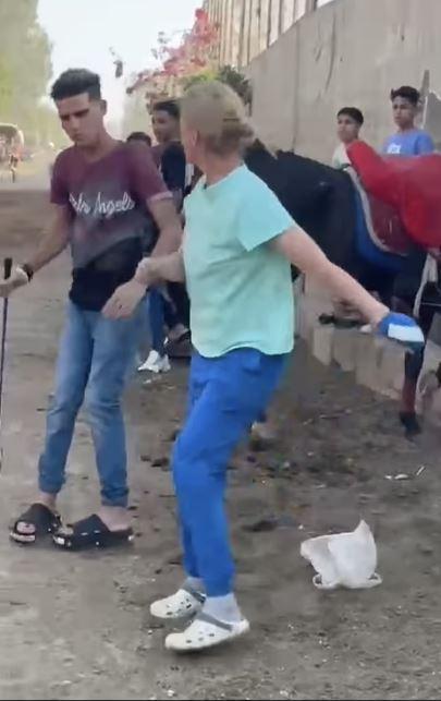 Genç kadın, eşeği döven adamı önce yumrukladı daha sonra kamçıyla kovaladı