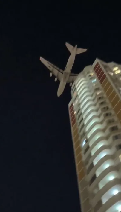 Dünyanın en büyük kargo uçağı droneden kaçarken az daha binalara çarpıyordu