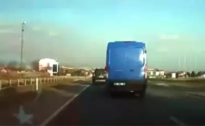 Trafikte Makas Atarak Seyreden Kargo Aracı Kamerada