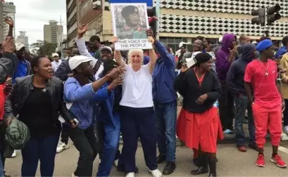 Zimbabve Halkı Darbe İçin Orduya Teşekkür Ederek Sokaklarda Kutlama Yaptı