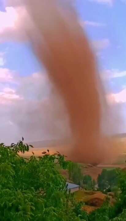 Ahlat'ta dev hortum cep telefonu kamerasında