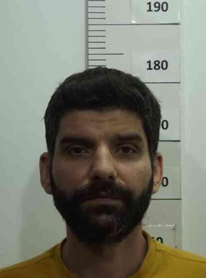 Sahte pasaportla yakalanan gizli tanık Serdar Sertçelik'in gözaltı fotoğrafı ortaya çıktı