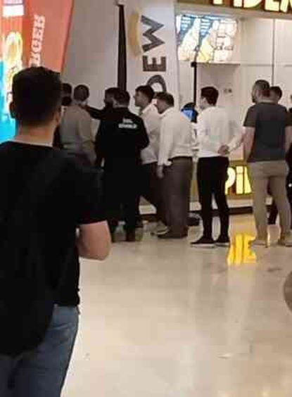 Siparişi değiştirmeyi reddeden restoran çalışanını dövdüler