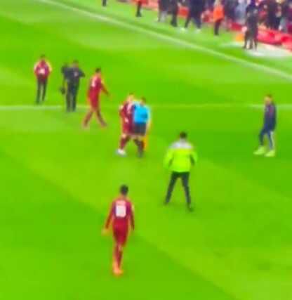 Dünya dev maçta yaşananları konuşuyor! Yıldız futbolcuya dirsek atan hakeme soruşturma açıldı