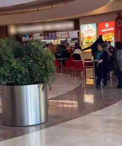 Siparişi değiştirmeyi reddeden restoran çalışanını dövdüler