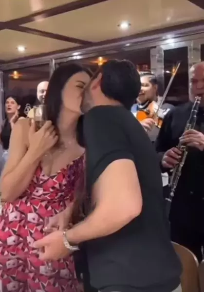 Ünlü oyuncu Ozan Akbaba doğum gününde aşka geldi
