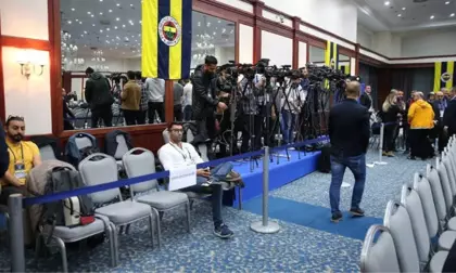 Fenerbahçe Divan Kurulunu Takip Eden Foto Muhabirleri, Önlerine Çekilen Şeritten Dolayı Salonu Terk Etti