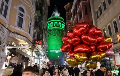 Galata Kulesi, Serviks Kanseri Farkındalık Ayı İçin Yeşil Işıkla Aydınlatıldı