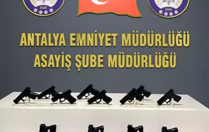 Antalya'da ''dur'' ihtarına uymayan sürücünün aracında 17 ruhsatsız tabanca ele geçirildi