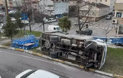 Ataşehir'de Damacana Su Yüklü Kamyon Devrildi