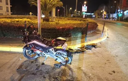 Kocaeli'de Motosiklet ve Otomobil Çarpıştı: 3 Yaralı