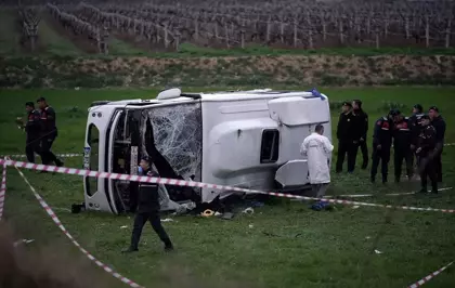 Buldan'da Sporcu Midibüsü Devrildi: 2 Ölü, 26 Yaralı