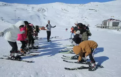 Hakkari'de Öğrencilere Kayak Eğitimi Veriliyor