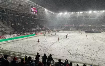 Oyuncular sahada kayboldu! Kar yağışı maça damga vurdu