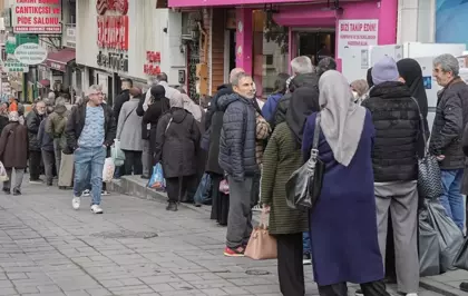 Fiyatı duyan koştu! 1 saat sırada bekleyip esnafa teşekkür ettiler