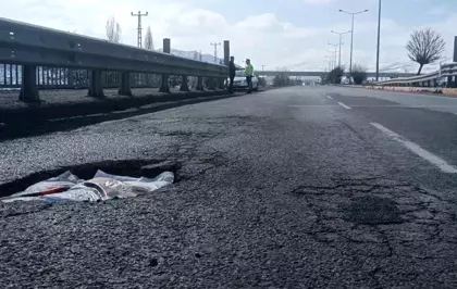 Kızılırmak Köprüsü'ndeki Obruk Sürücüler İçin Tehlike Oluşturdu