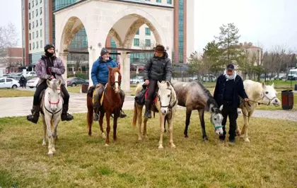 Endülüslü Müslümanlar, Edirne'den At Sırtında Hac Yolculuğuna Çıktı