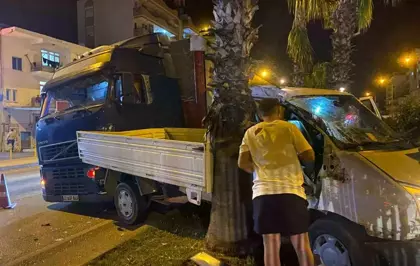 Antalya'da Tır ile Kamyonet Çarpıştı: 1 Yaralı
