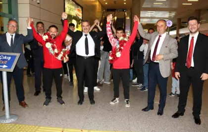 Peru'da altın madalya kazanan genç halterci Ramazan Efe Yılmaz, çiçeklerle karşılandı