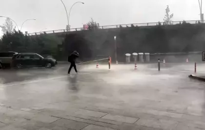 Ankara'da Kuvvetli Rüzgar ve Sağanak Yağış, Hayatı Olumsuz Etkiledi