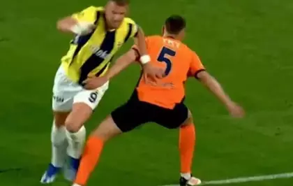 Fenerbahçe penaltı bekledi ancak hakem 'devam' dedi